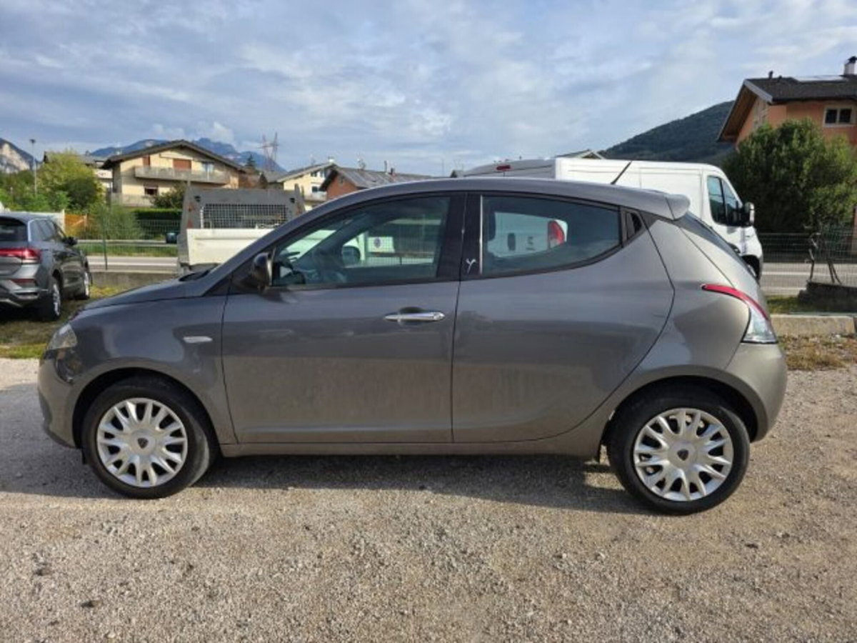 Lancia Ypsilon 1.2 69 CV 5 porte Gold (3)