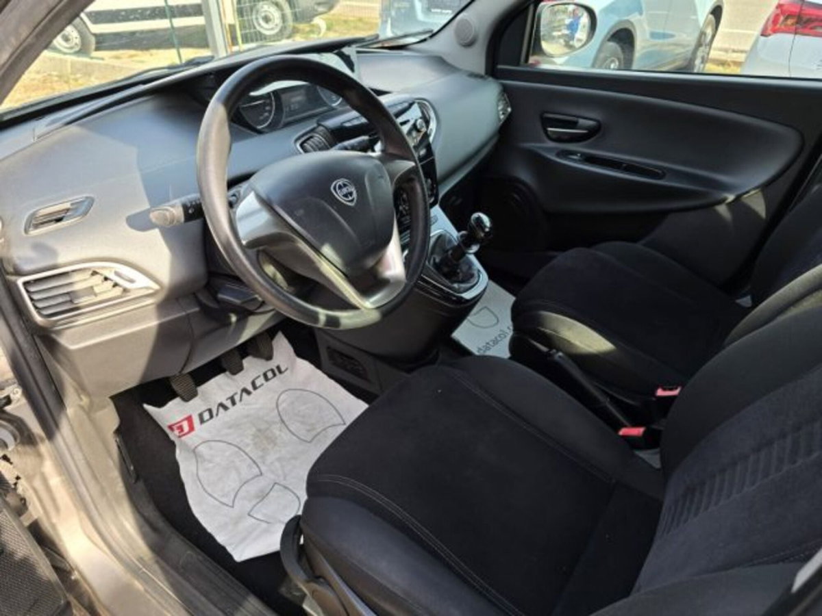 Lancia Ypsilon 1.2 69 CV 5 porte Gold (7)