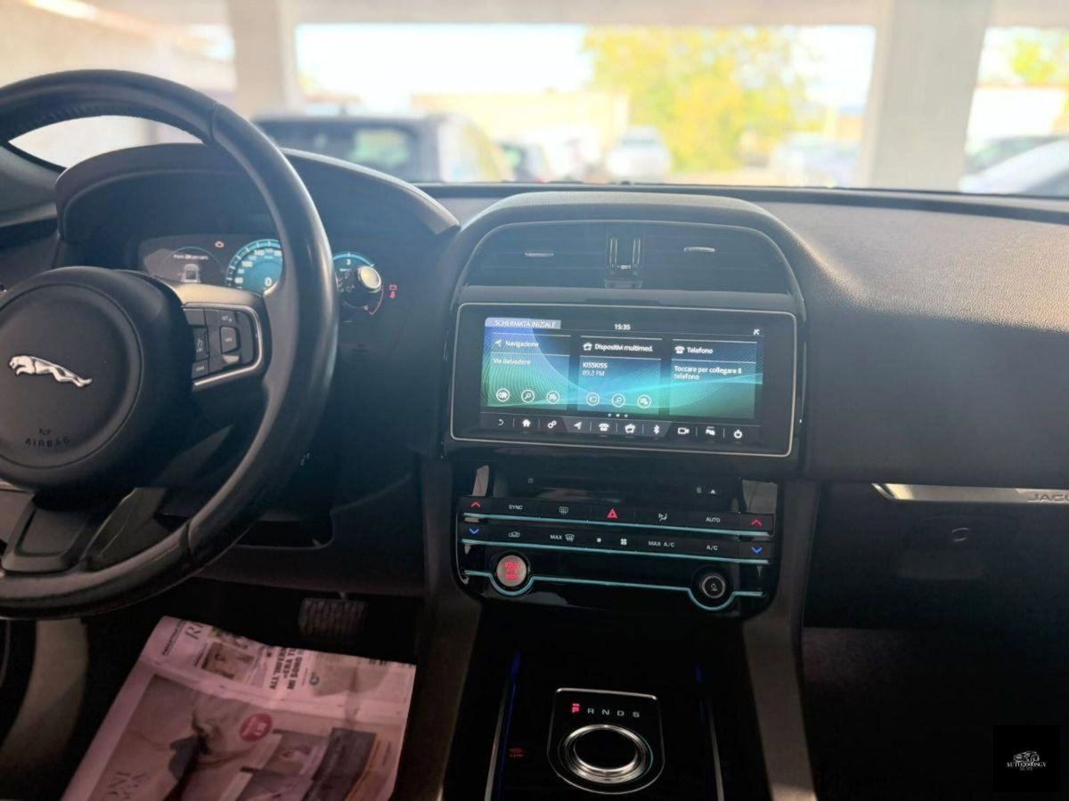 Jaguar F-Pace 2.0 D 180 CV AWD Portfolio (11)
