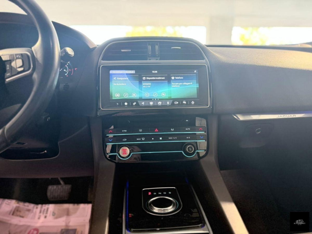 Jaguar F-Pace 2.0 D 180 CV AWD Portfolio (12)
