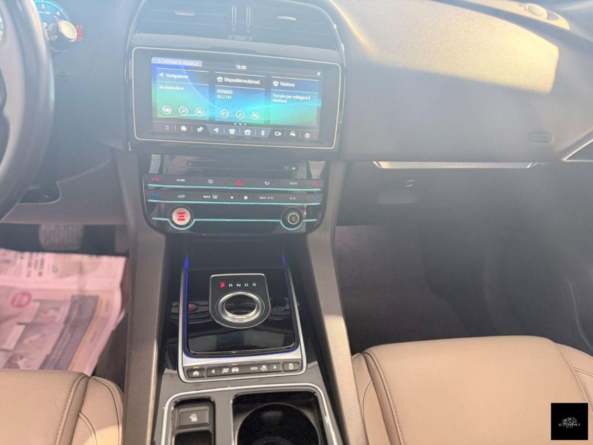 Jaguar F-Pace 2.0 D 180 CV AWD Portfolio (13)