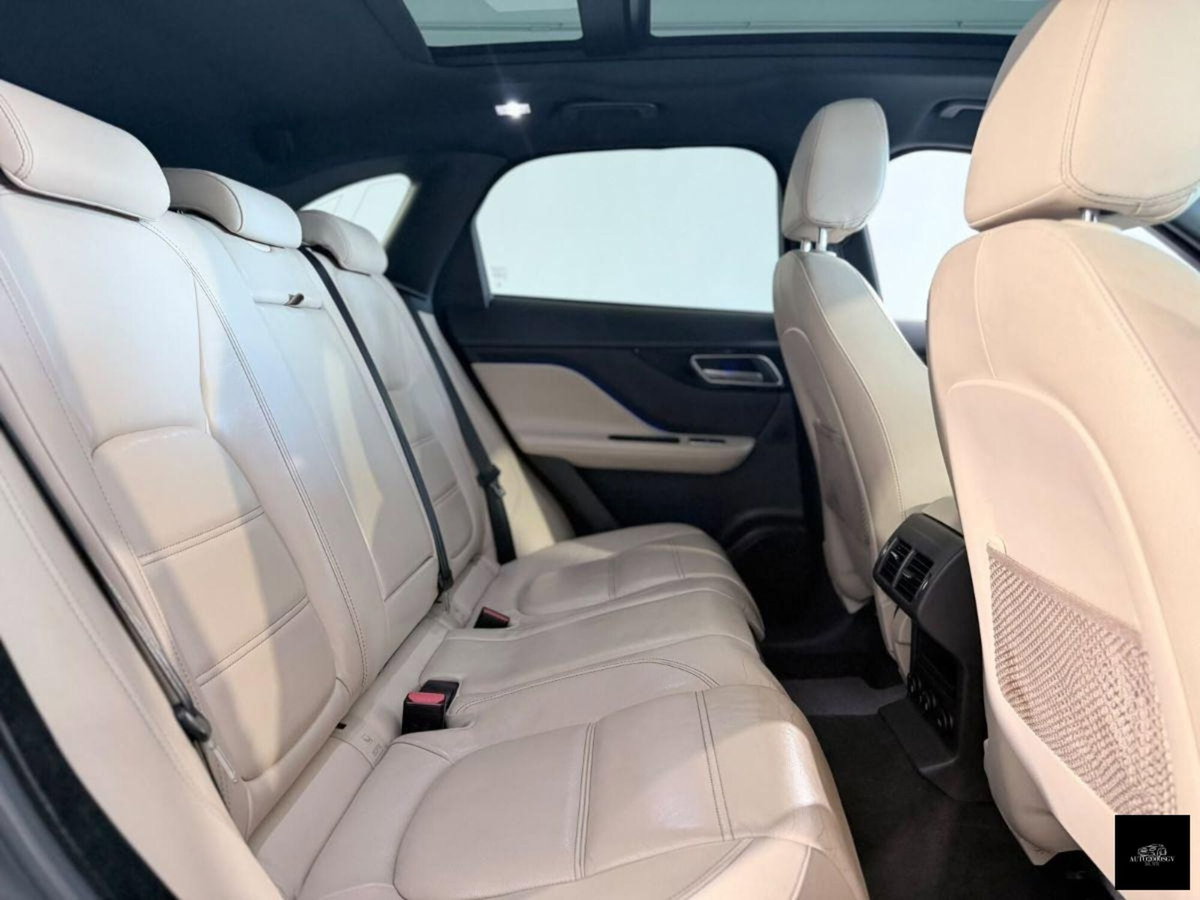 Jaguar F-Pace 2.0 D 180 CV AWD Portfolio (15)