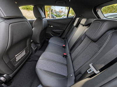 Peugeot 2008 1.2 hybrid GT Exclusive 145cv e-dcs6 (11)