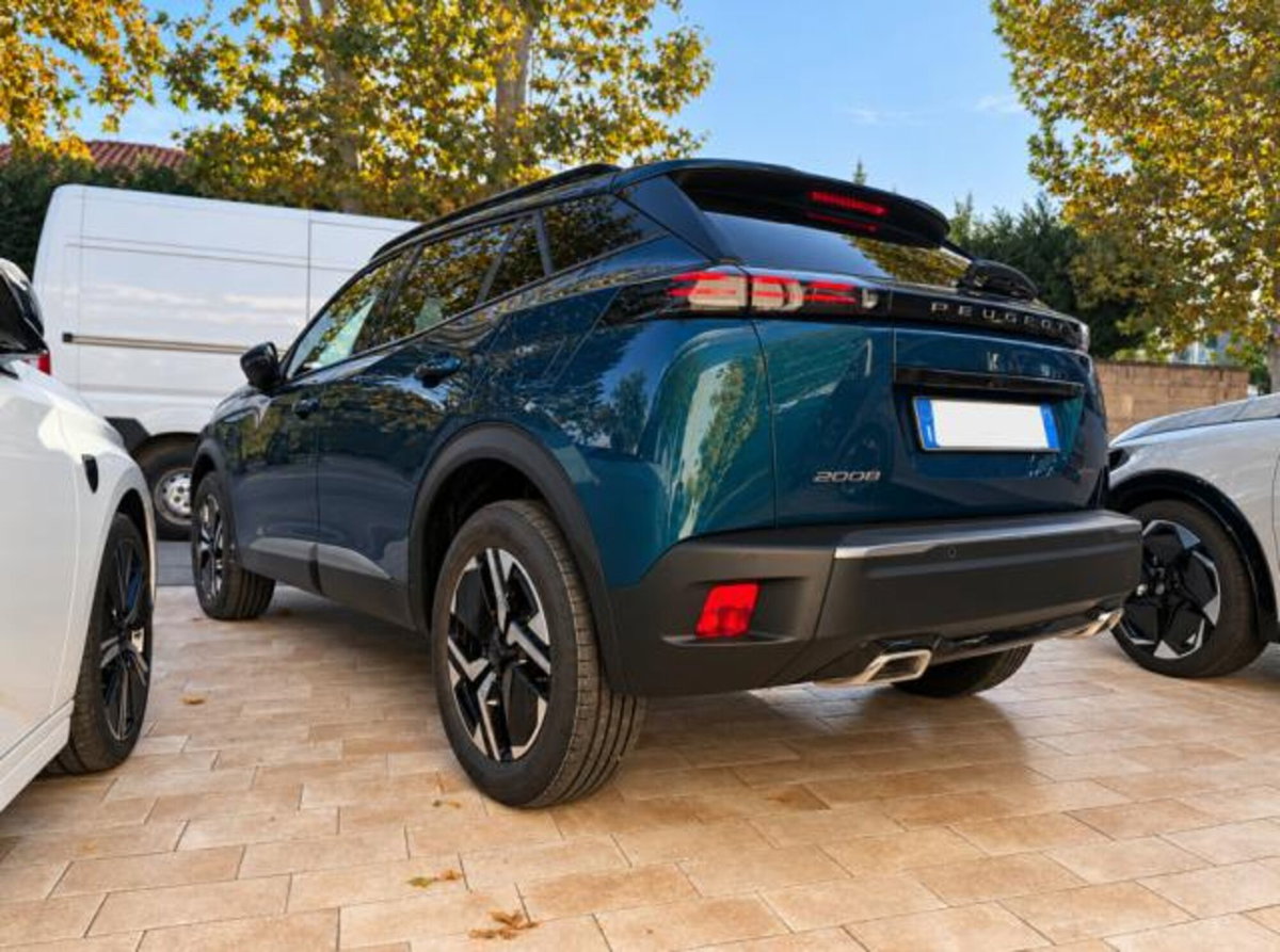 Peugeot 2008 1.2 hybrid GT Exclusive 145cv e-dcs6 (3)