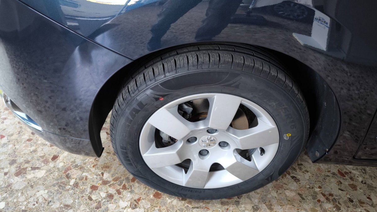 Peugeot 5008 1.6 HDi 112CV Active Mix (8)