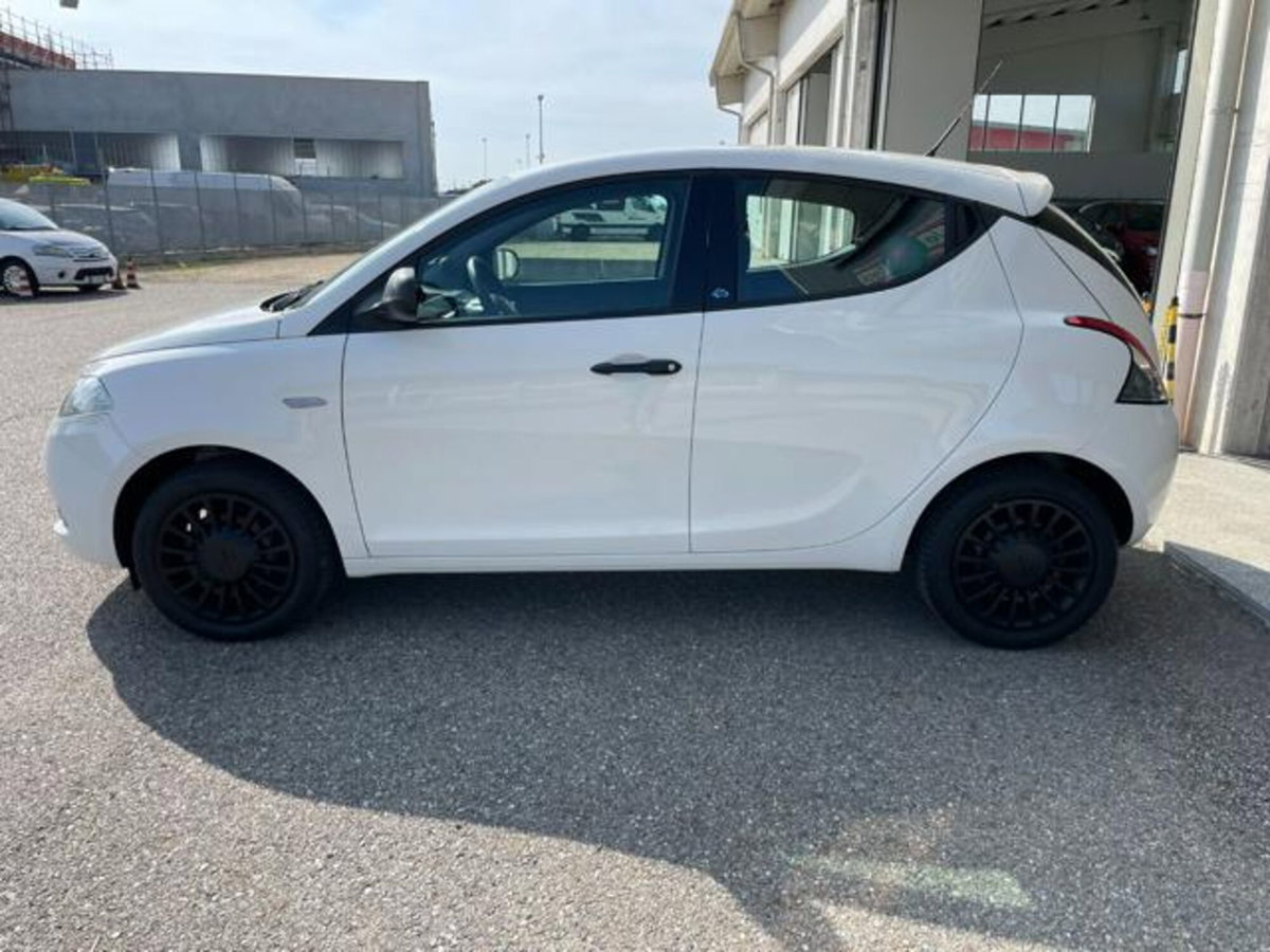 Lancia Ypsilon 1.0 FireFly 5 porte S&S Hybrid Ecochic Gold (2)