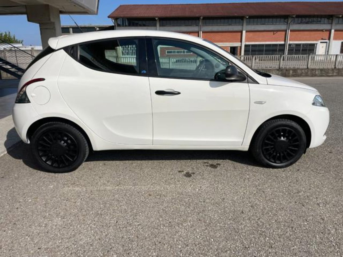 Lancia Ypsilon 1.0 FireFly 5 porte S&S Hybrid Ecochic Gold (4)