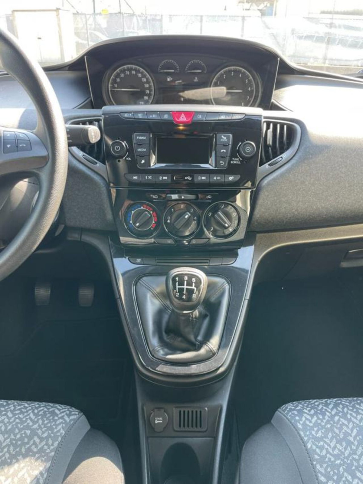 Lancia Ypsilon 1.0 FireFly 5 porte S&S Hybrid Ecochic Gold (7)