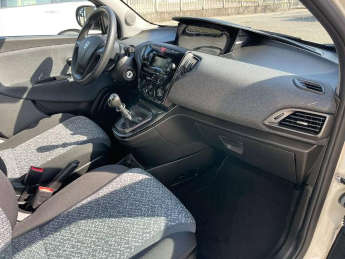 Lancia Ypsilon 1.0 FireFly 5 porte S&S Hybrid Ecochic Gold (8)