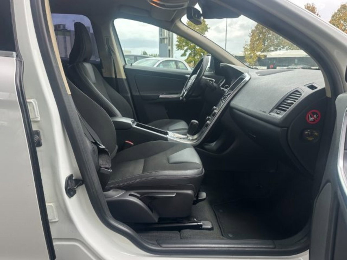 Volvo XC60 D3 AWD Geartronic Momentum (14)