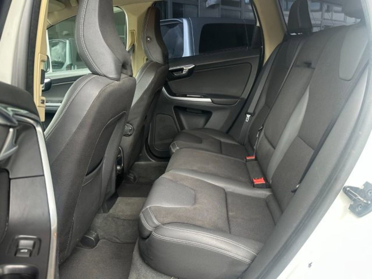 Volvo XC60 D3 AWD Geartronic Momentum (15)