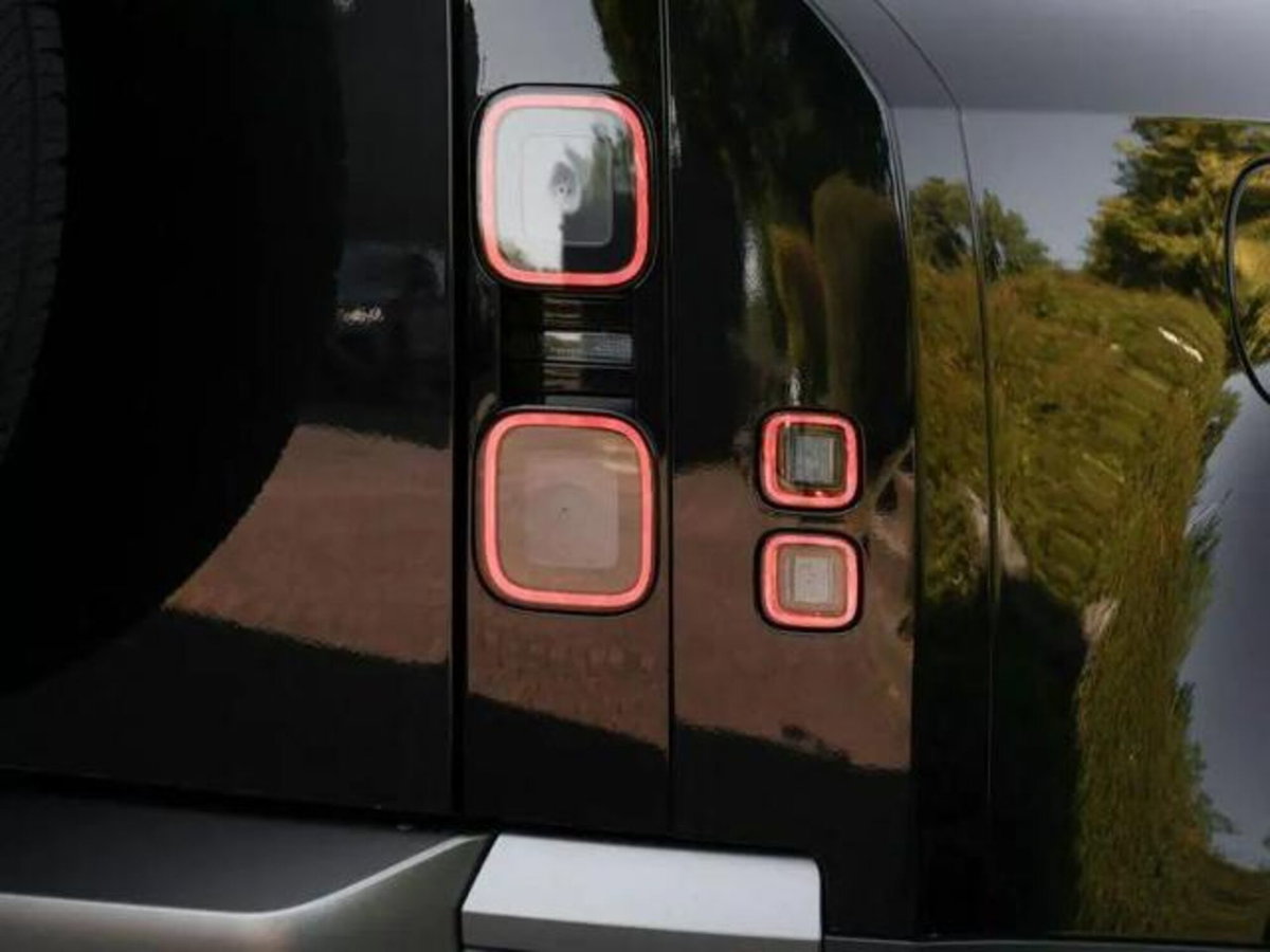 Land Rover Defender 110 3.0D I6 200 CV AWD Auto X-Dynamic S (15)