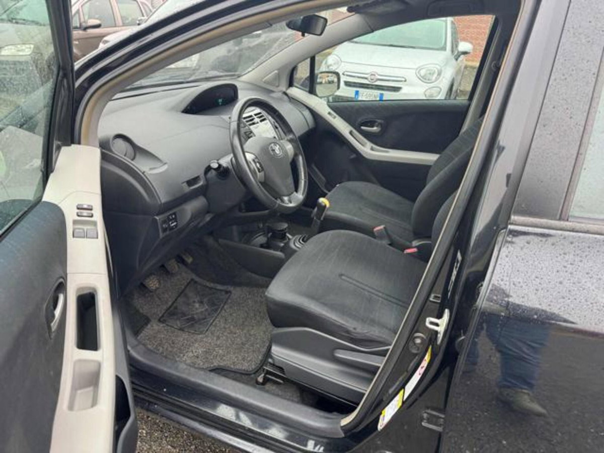 Toyota Yaris 1.0 5 porte Sol (11)