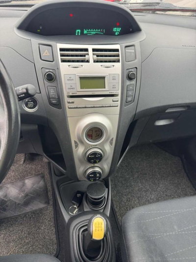 Toyota Yaris 1.0 5 porte Sol (13)