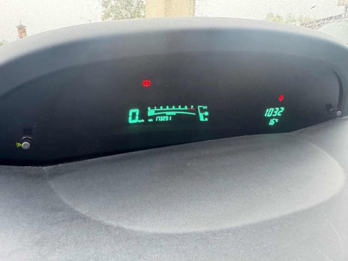 Toyota Yaris 1.0 5 porte Sol (14)
