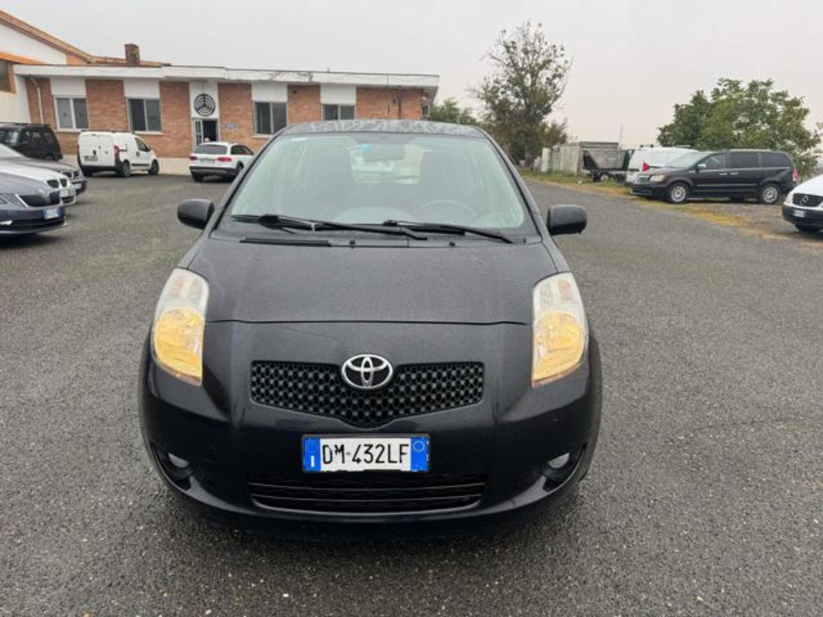 Toyota Yaris 1.0 5 porte Sol (2)