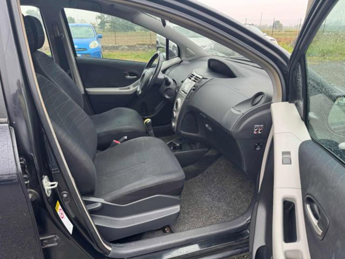 Toyota Yaris 1.0 5 porte Sol (9)