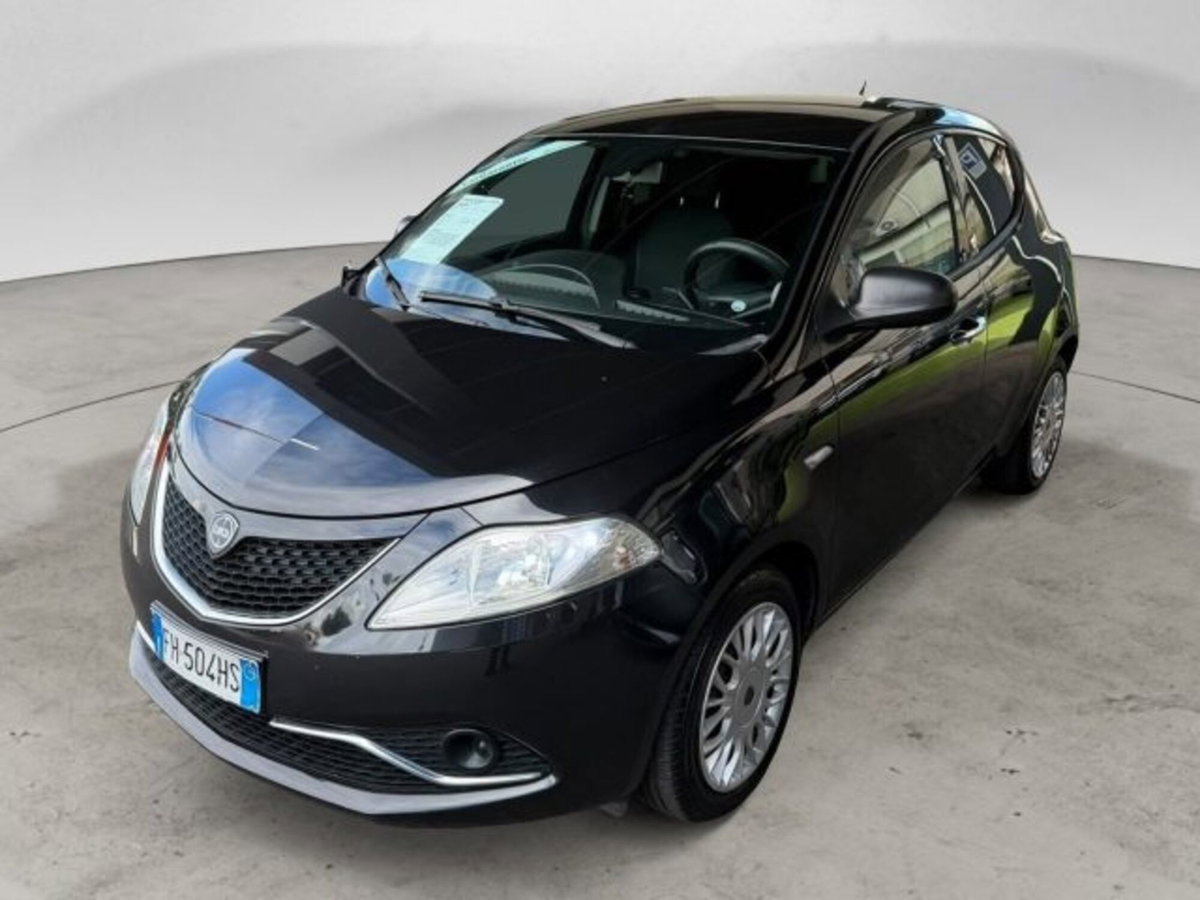 Lancia Ypsilon 1.2 69 CV 5 porte GPL Ecochic Silver (2)