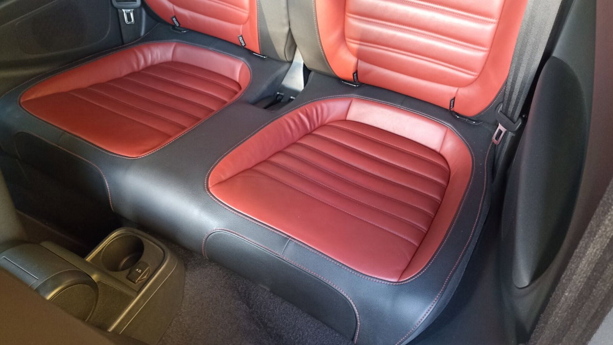 Volkswagen Maggiolino Cabrio 1.6 TDI Design (18)