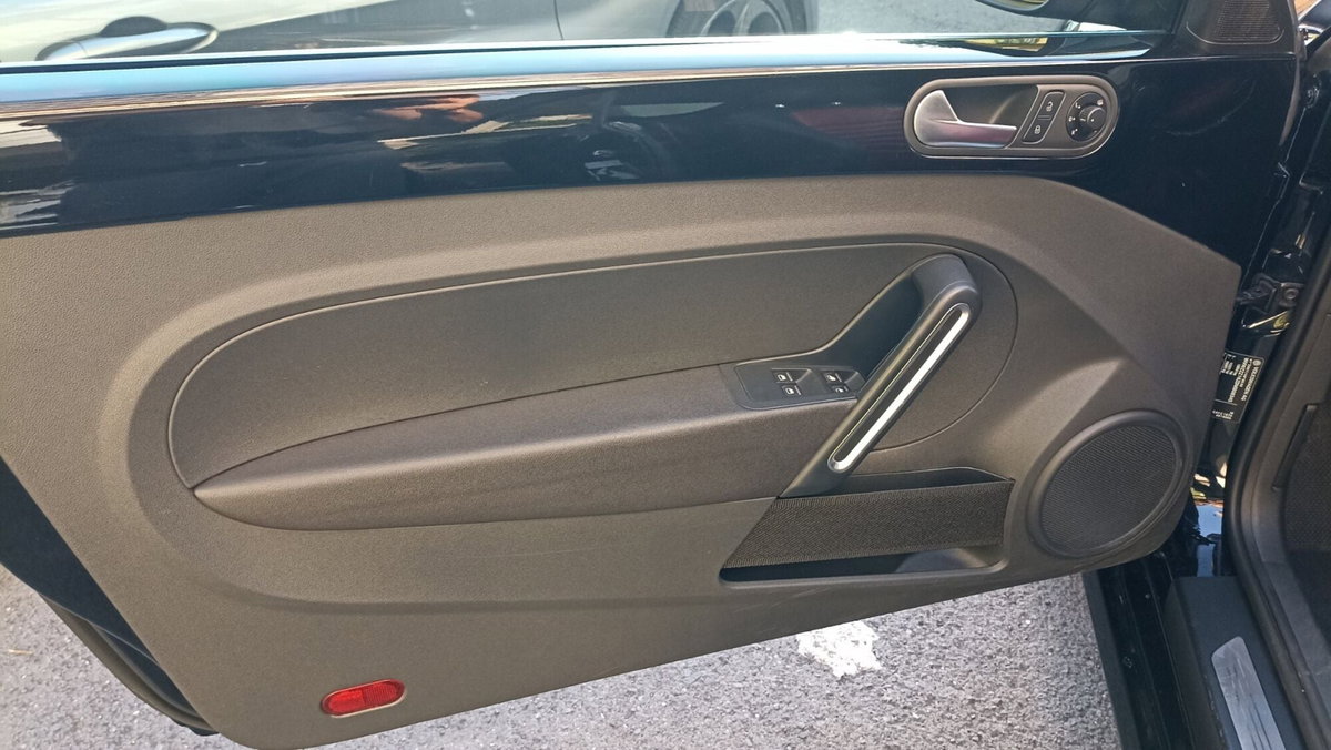 Volkswagen Maggiolino Cabrio 1.6 TDI Design (8)