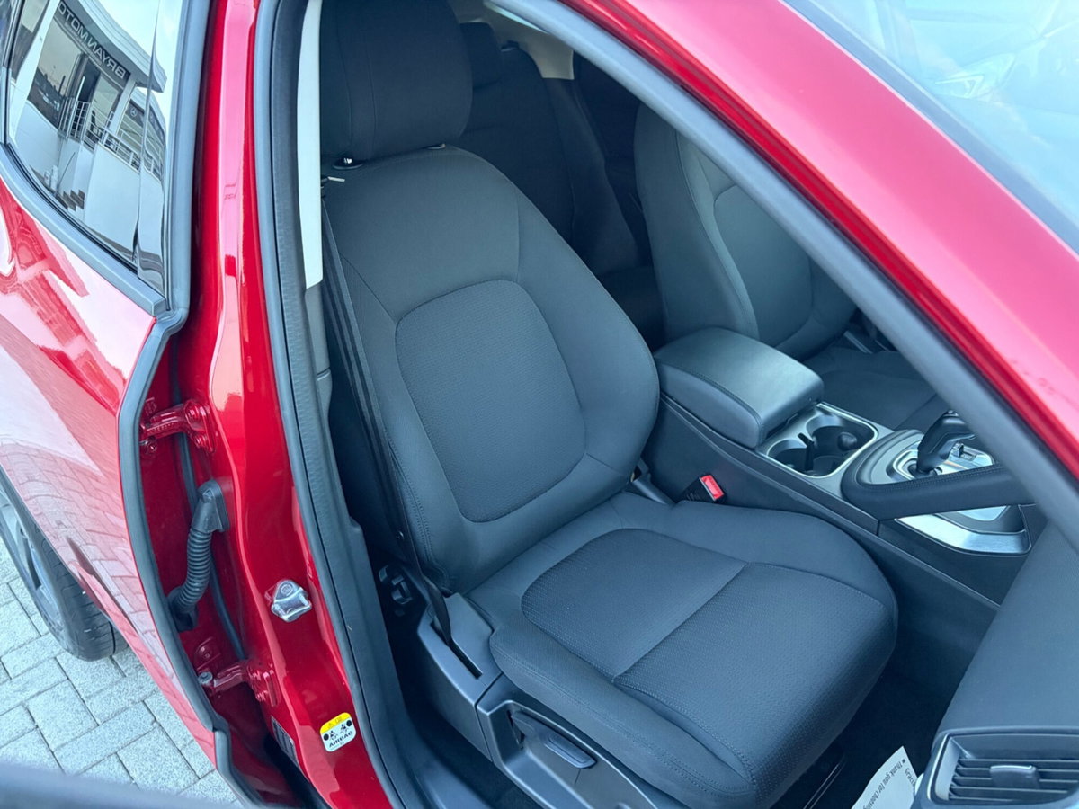 Jaguar E-Pace 2.0D 150 CV AWD (14)