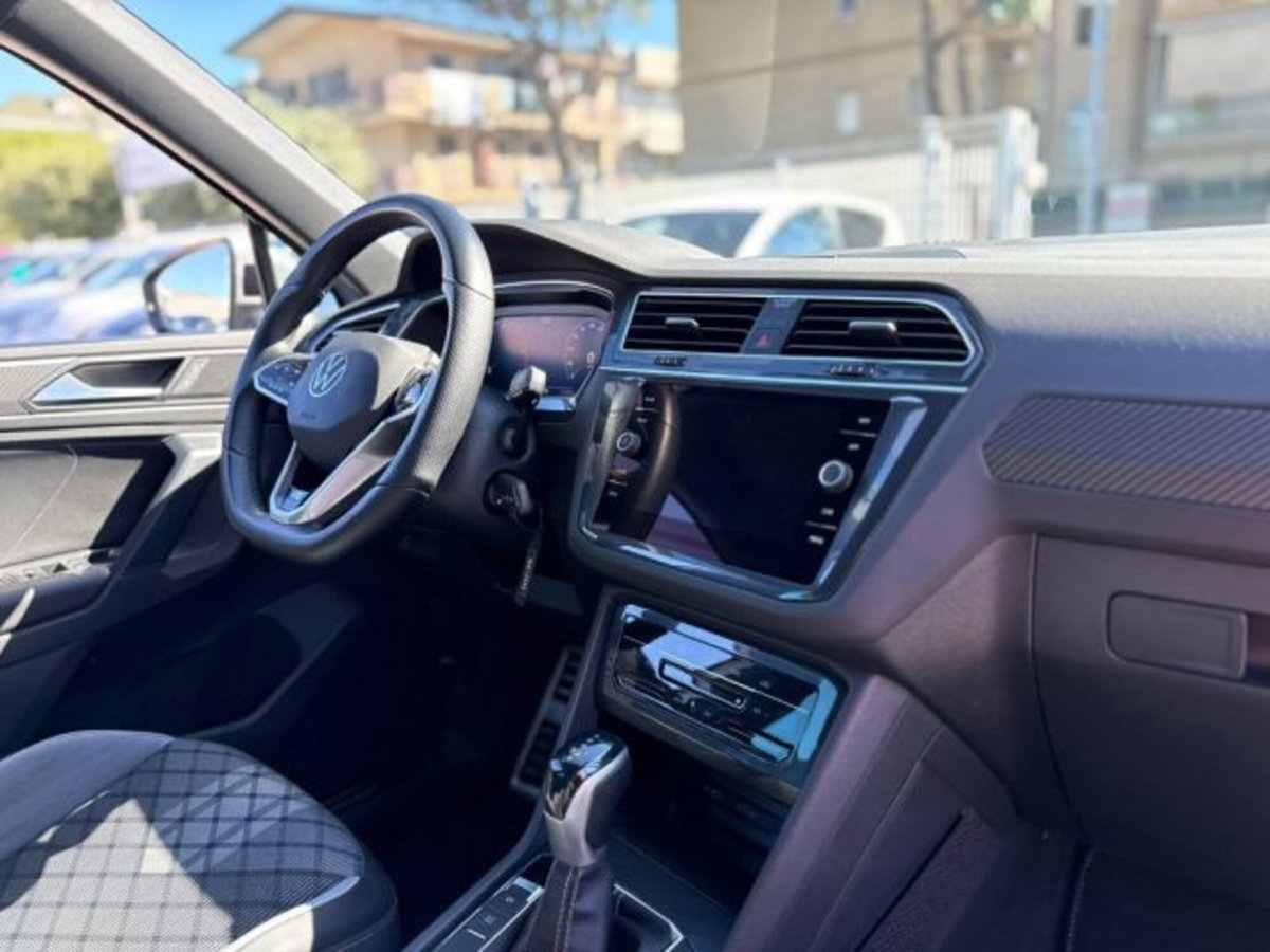 Volkswagen Tiguan 2.0 TDI 150 CV SCR DSG 4MOTION R-Line (11)