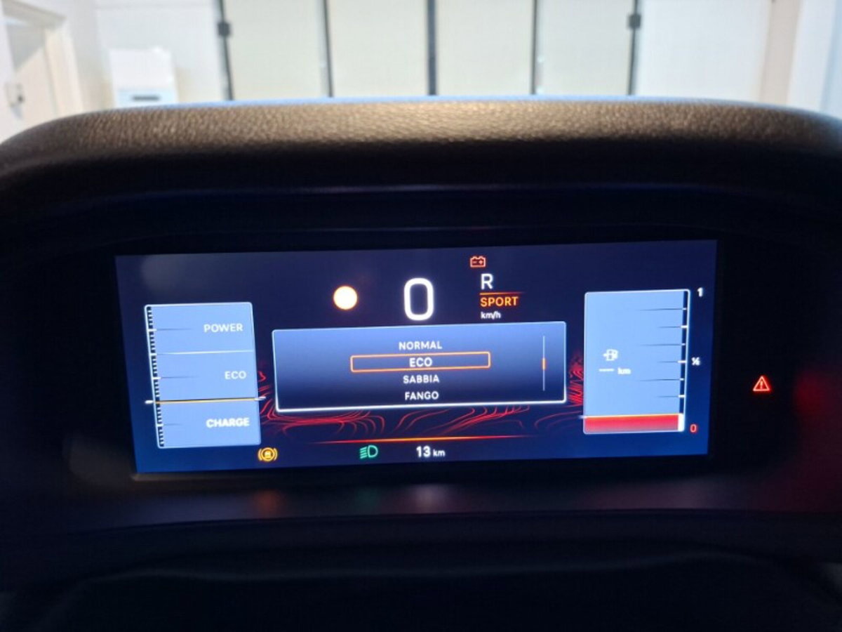 Jeep Avenger 1.2 turbo e-hybrid mhev Summit fwd 110cv edct6 (15)