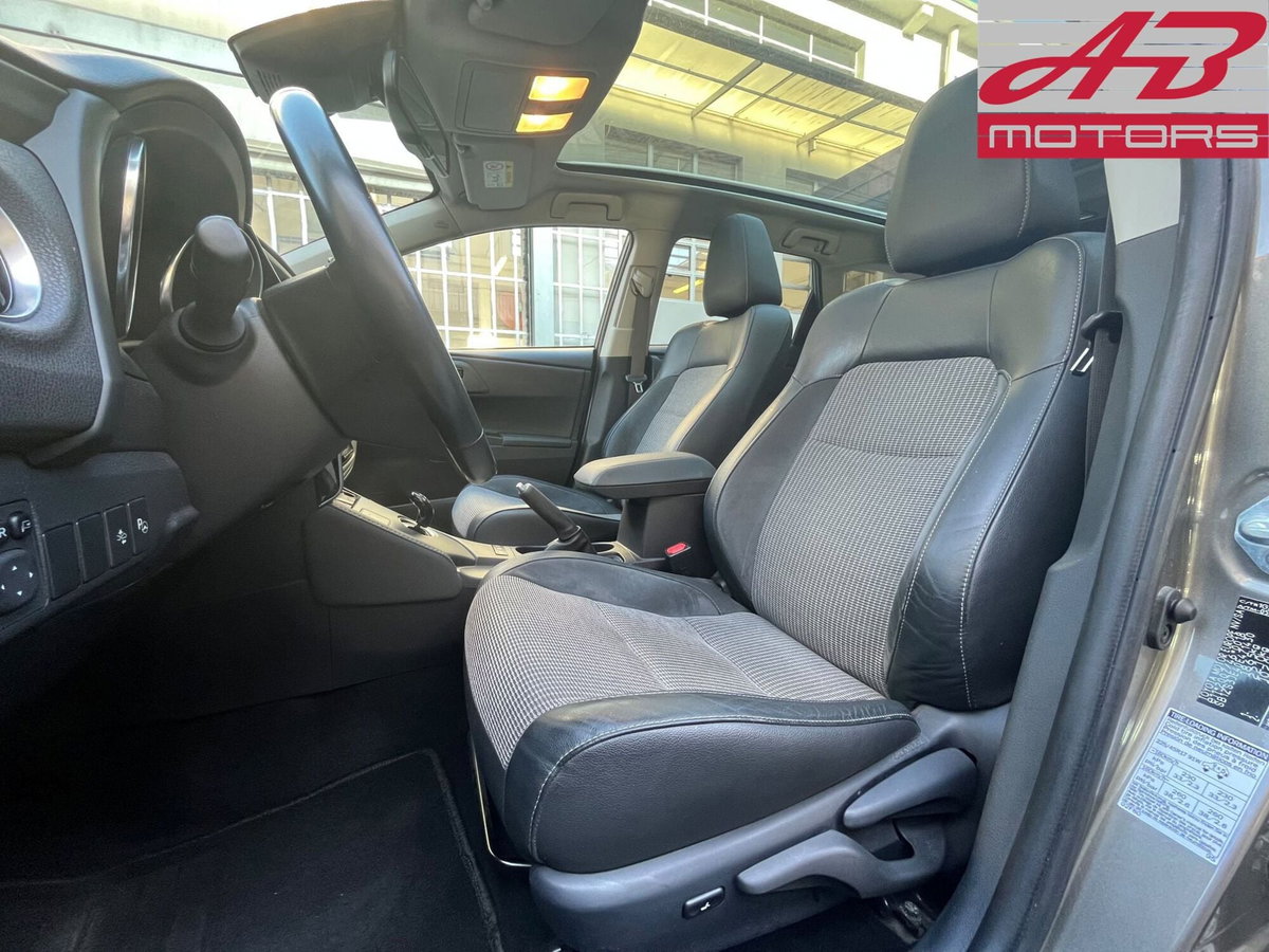 Toyota Auris Station Wagon 1.8 Hybrid Lounge (9)