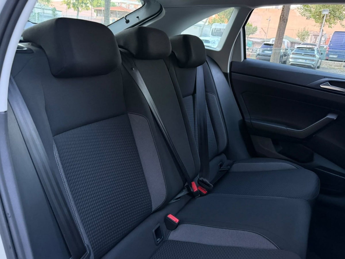 Volkswagen Taigo 1.0 tsi R-Line 95cv (12)