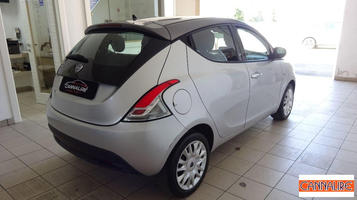 Lancia Ypsilon 0.9 TwinAir 85 CV 5 porte S&S Silver (5)
