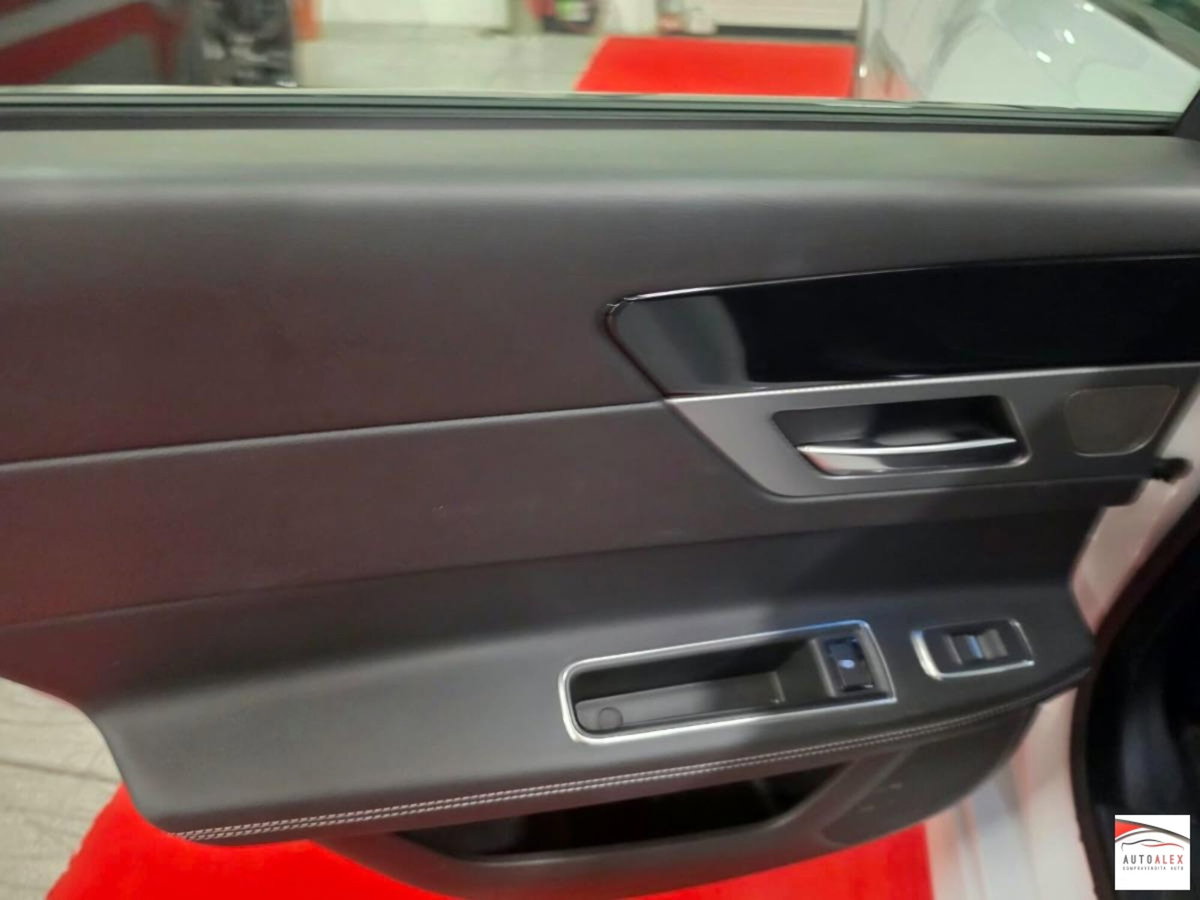 Jaguar XF 2.0 D 180 CV AWD aut. R-Sport (19)