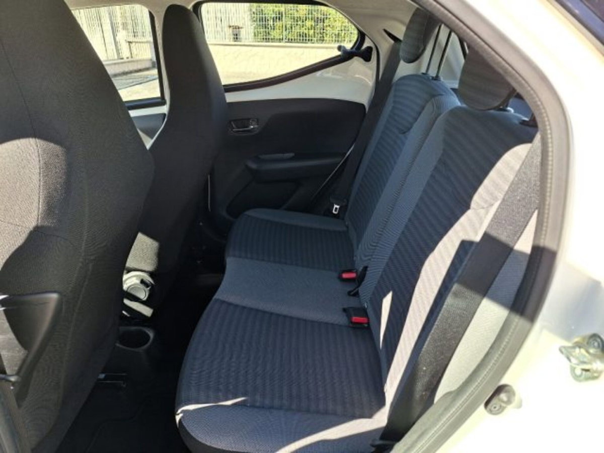 Toyota Aygo 1.0 VVT-i 72 CV 5 porte x-play MMT (7)