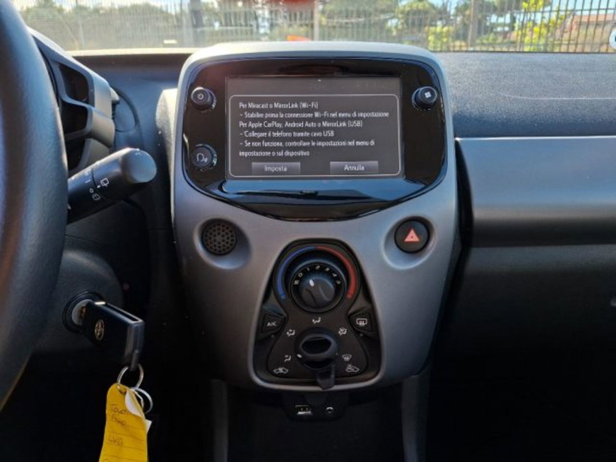 Toyota Aygo 1.0 VVT-i 72 CV 5 porte x-play MMT (9)