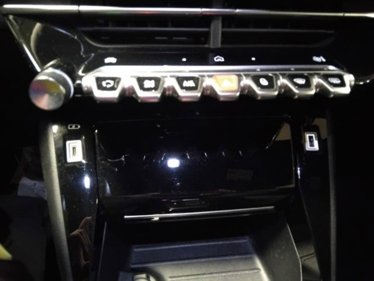Peugeot 2008 PureTech 130 S&S EAT8 Allure Pack (18)