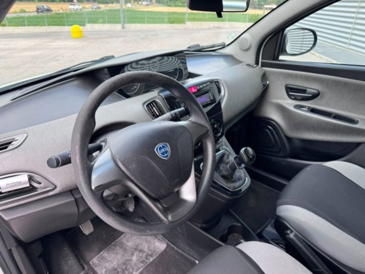 Lancia Ypsilon 0.9 TwinAir 85 CV 5 porte Metano Ecochic Silver (14)