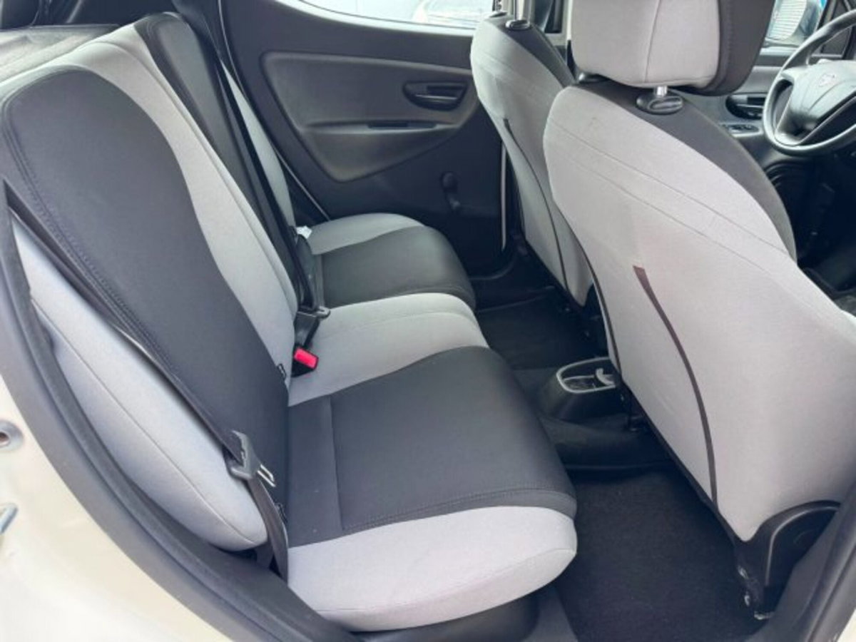 Lancia Ypsilon 0.9 TwinAir 85 CV 5 porte Metano Ecochic Silver (18)