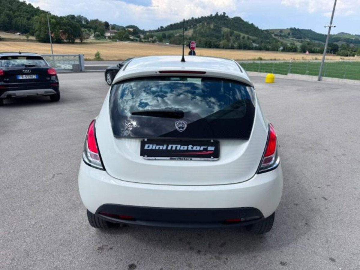 Lancia Ypsilon 0.9 TwinAir 85 CV 5 porte Metano Ecochic Silver (6)
