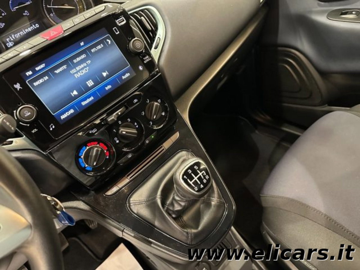 Lancia Ypsilon 1.0 FireFly 5 porte S&S Hybrid Maryne (12)