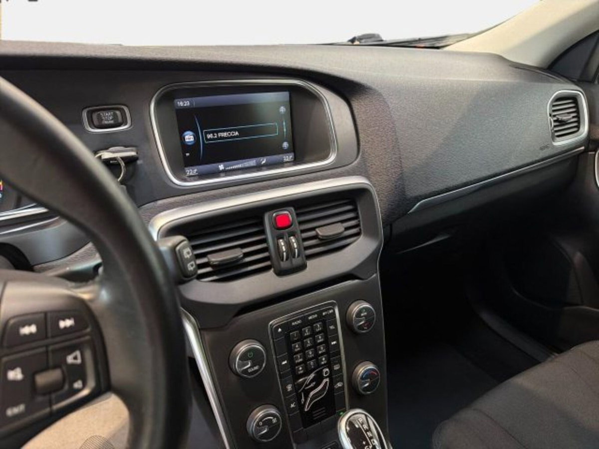 Volvo V40 D2 1.6 Powershift Summum (9)