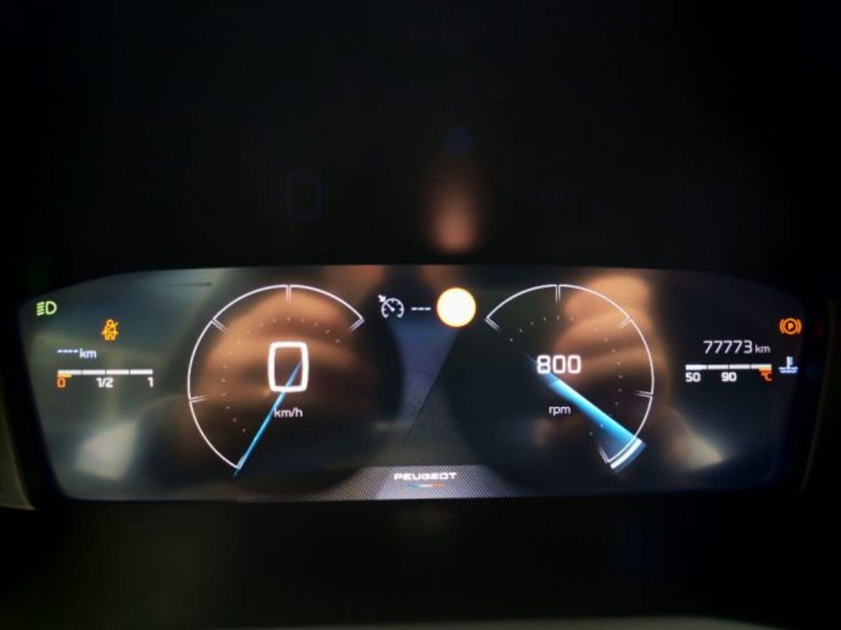 Peugeot 2008 PureTech 100 S&S Allure (11)