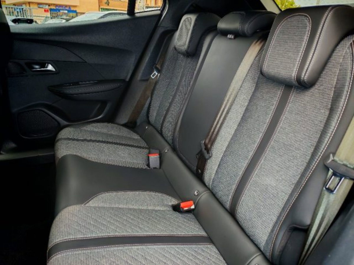 Peugeot 2008 PureTech 100 S&S Allure (9)