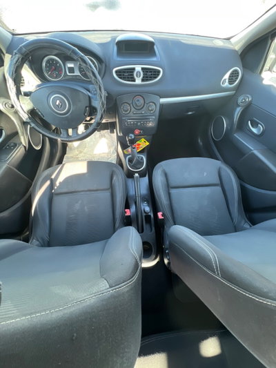 Renault Clio 1.2 16V 5 porte Luxe (12)