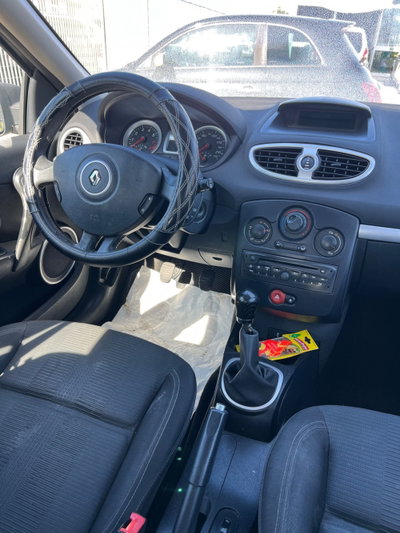 Renault Clio 1.2 16V 5 porte Luxe (16)