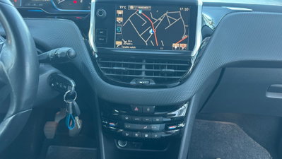 Peugeot 2008 e-HDi 92 CV Stop&Start Allure (10)