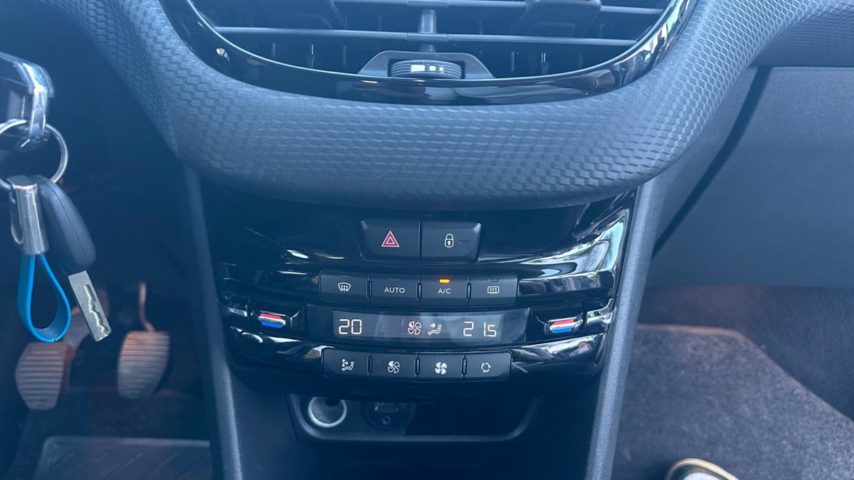 Peugeot 2008 e-HDi 92 CV Stop&Start Allure (13)