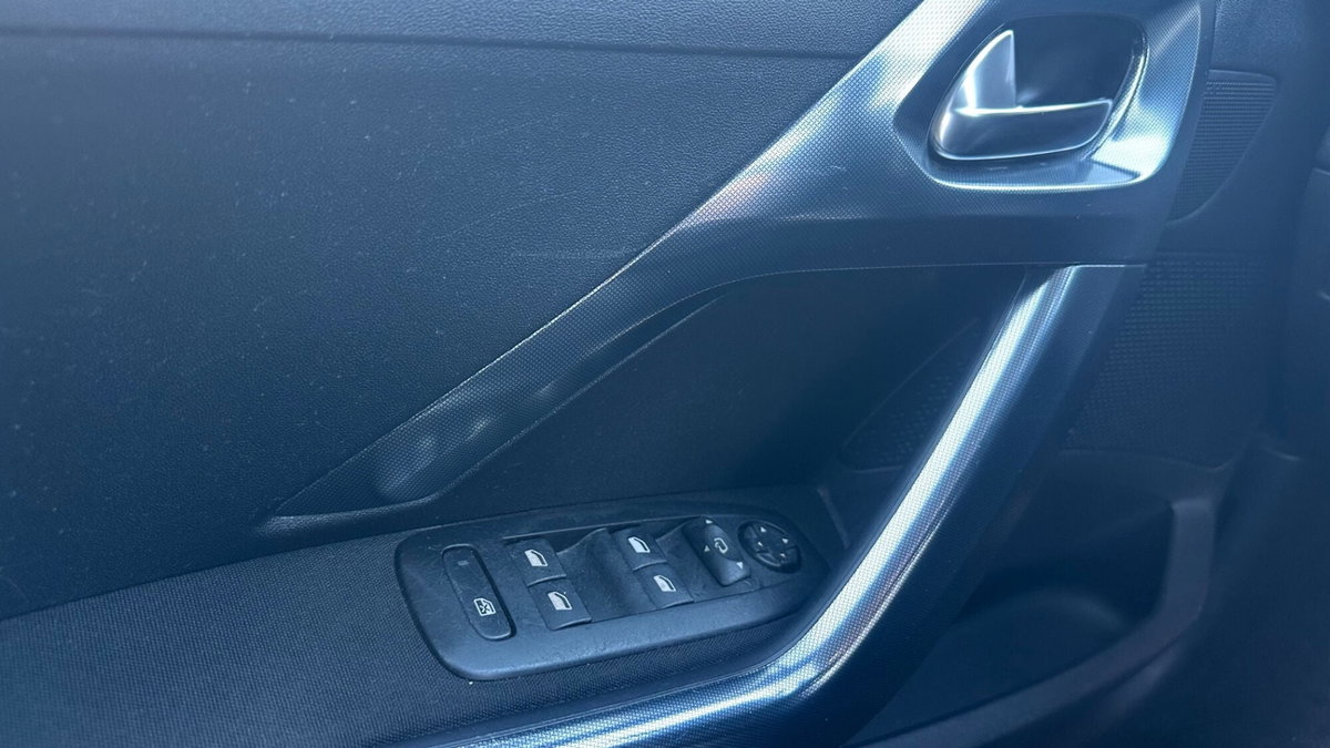 Peugeot 2008 e-HDi 92 CV Stop&Start Allure (14)