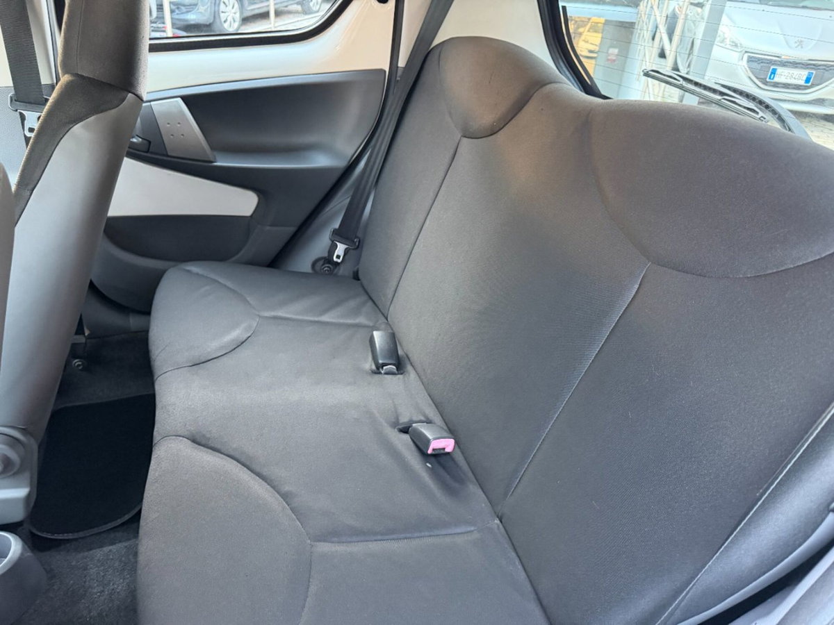 Toyota Aygo 1.0 12V VVT-i 5 porte Sol Connect (8)
