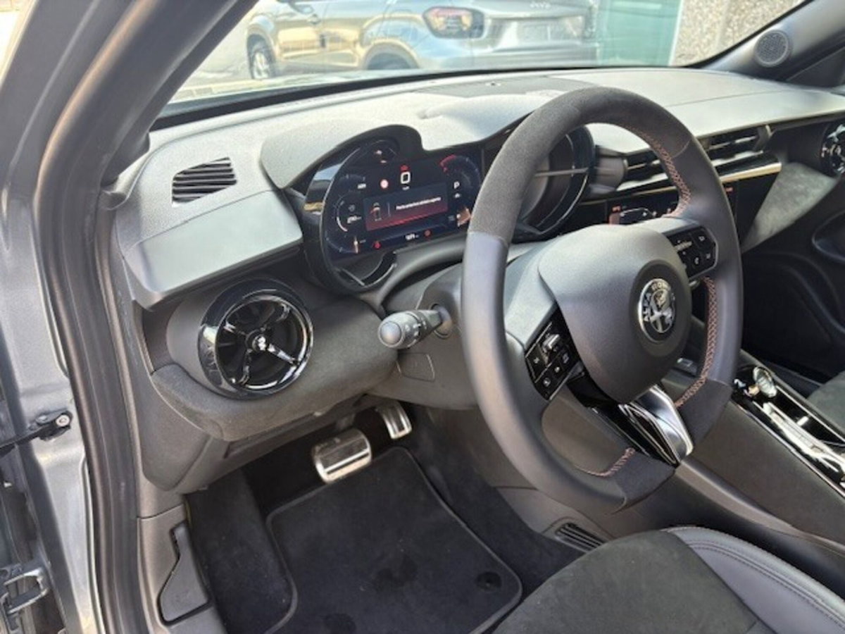 Alfa Romeo Junior 1.2 ibrida Q4 Intensa 145cv edct6 (17)