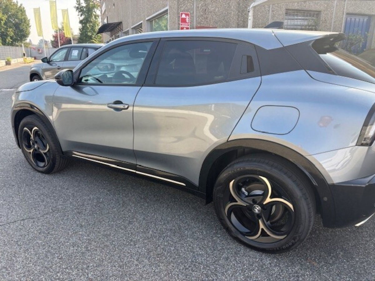 Alfa Romeo Junior 1.2 ibrida Q4 Intensa 145cv edct6 (19)