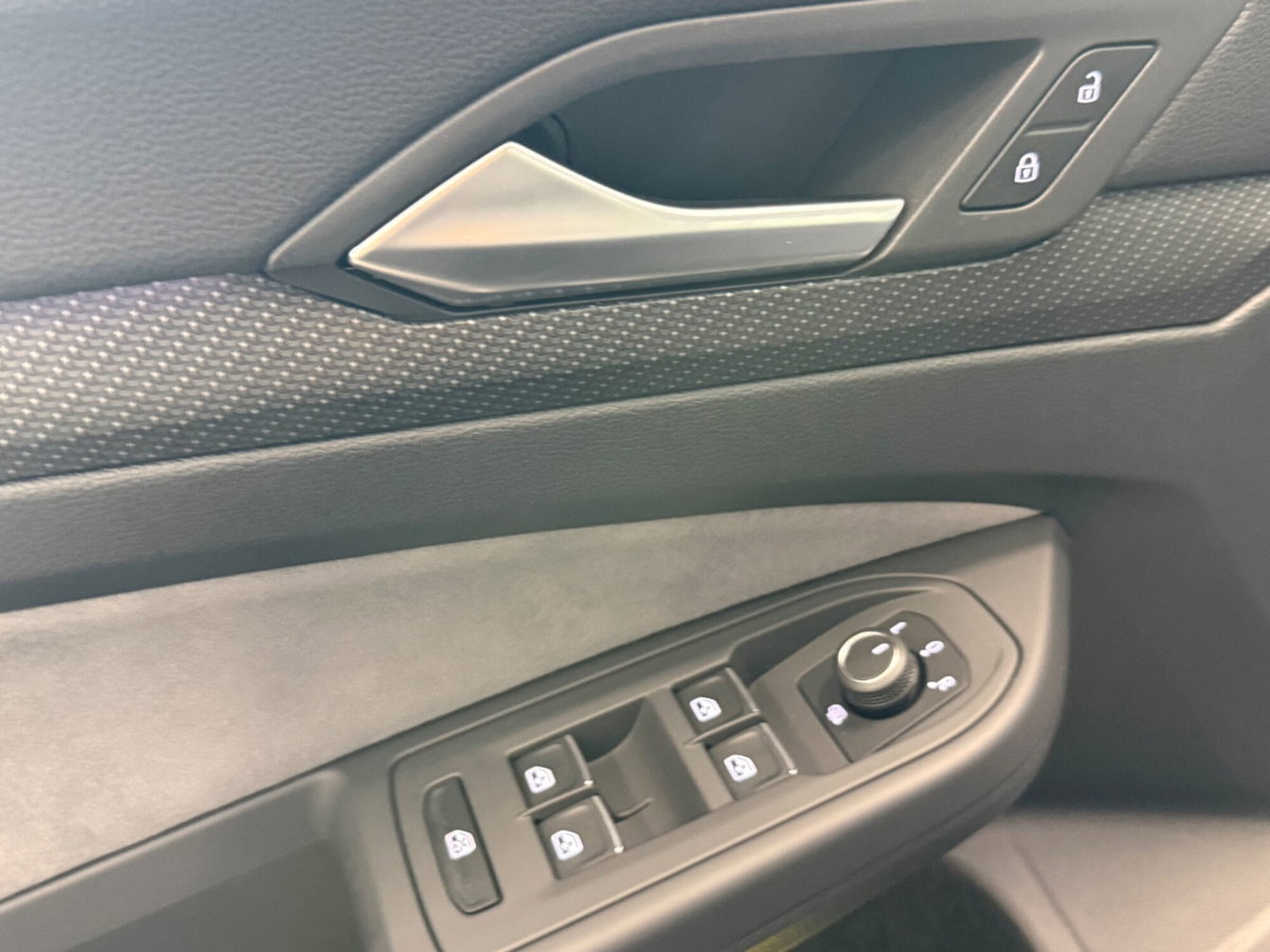Volkswagen Golf 1.5 eTSI 150 CV EVO ACT DSG R-Line (10)